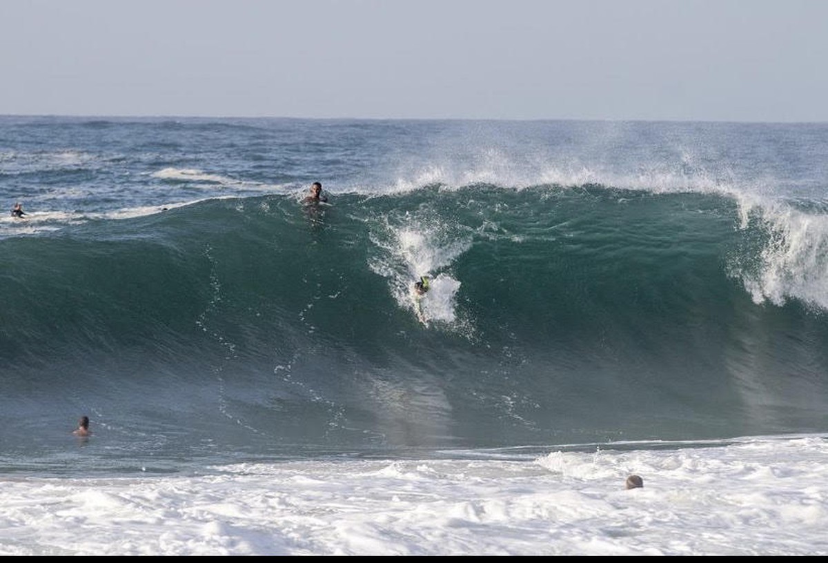 Evento de ondas gigantes estreia no Rio com previsão de ondulações de 3m
