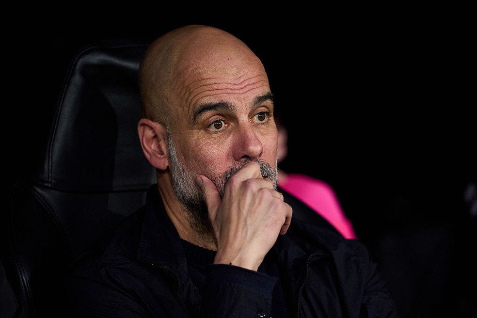 Guardiola pensativo durante a derrota do Manchester City para o Real Madrid na Champions League — Foto: Getty Images