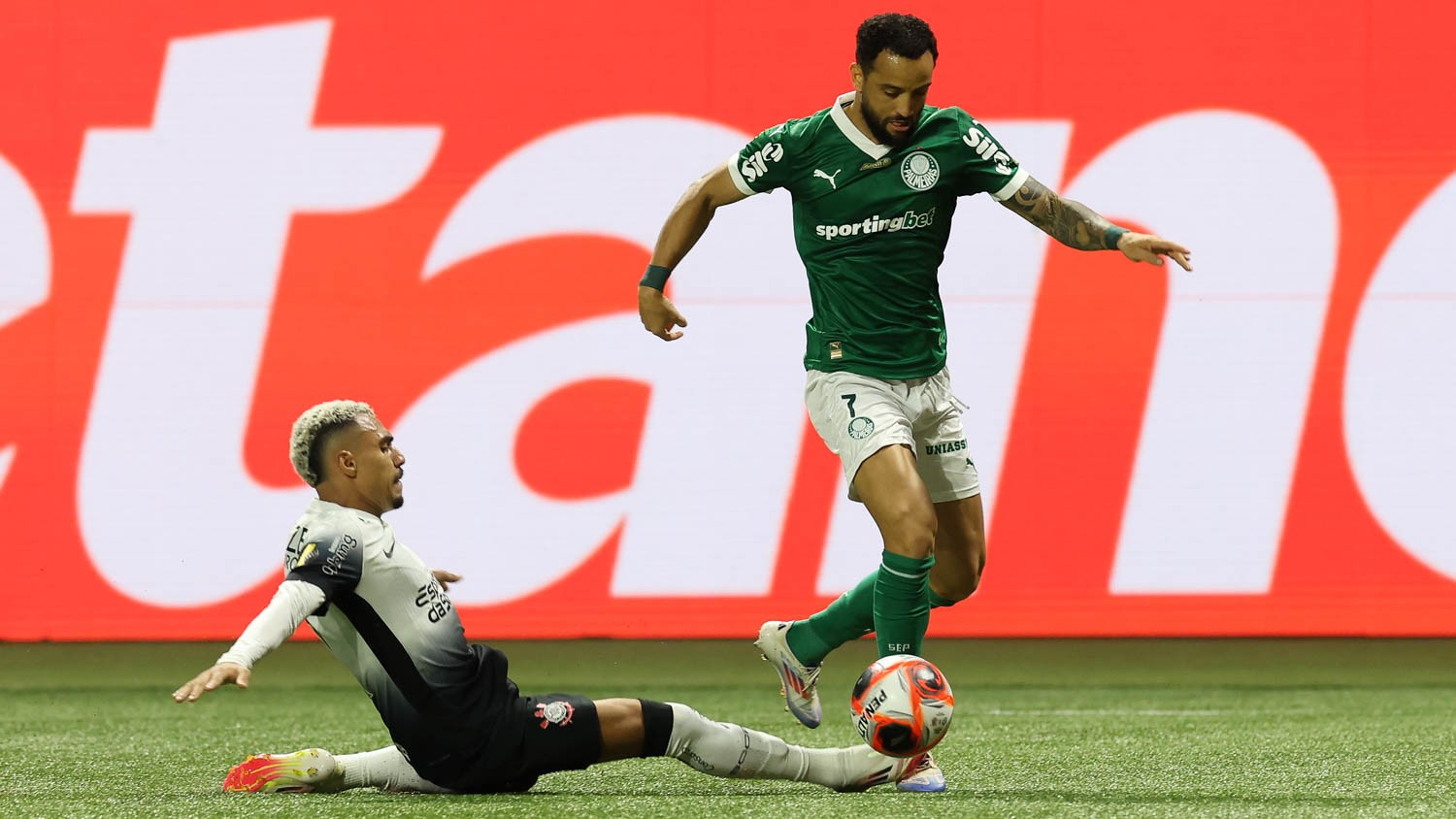Felipe Anderson Recebe Apoio para Recuperação no Palmeiras após Início Complicado
