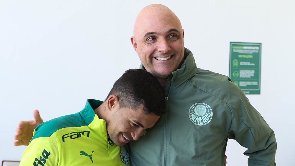 Dudu e o presidente do Palmeiras Maurício Galiotte — Foto: Cesar Greco