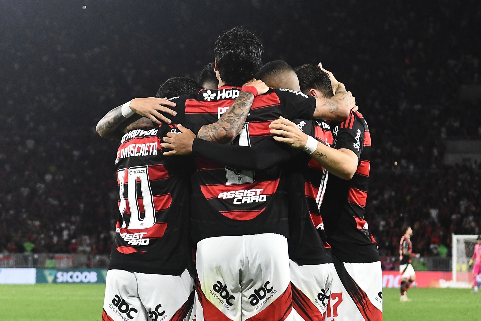 Flamengo brilha com Samuel Lino e Pedro em goleada histórica; confira notas