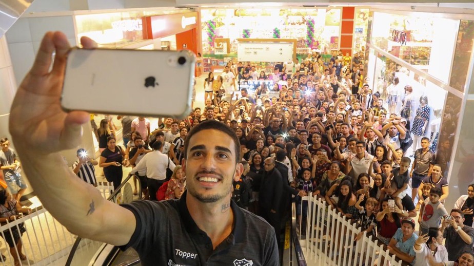 E agora, Inter? Thiago Galhardo assiste a jogo do Ceará ao lado do  presidente do clube - Lance!