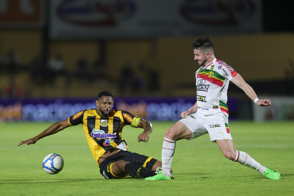 Rafael Donato dá carrinho durante Novorizontino x Brusque — Foto: Pedro Zacchi/AGIF