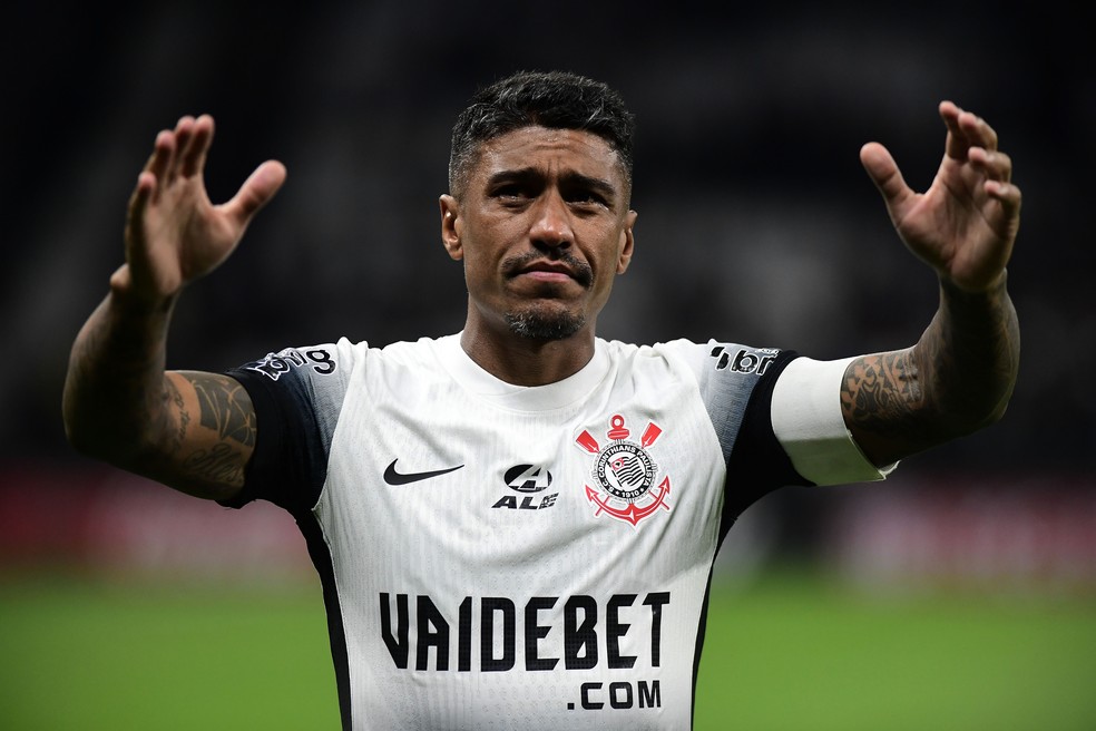 Paulinho se emociona em despedida do Corinthians — Foto: Marcos Ribolli