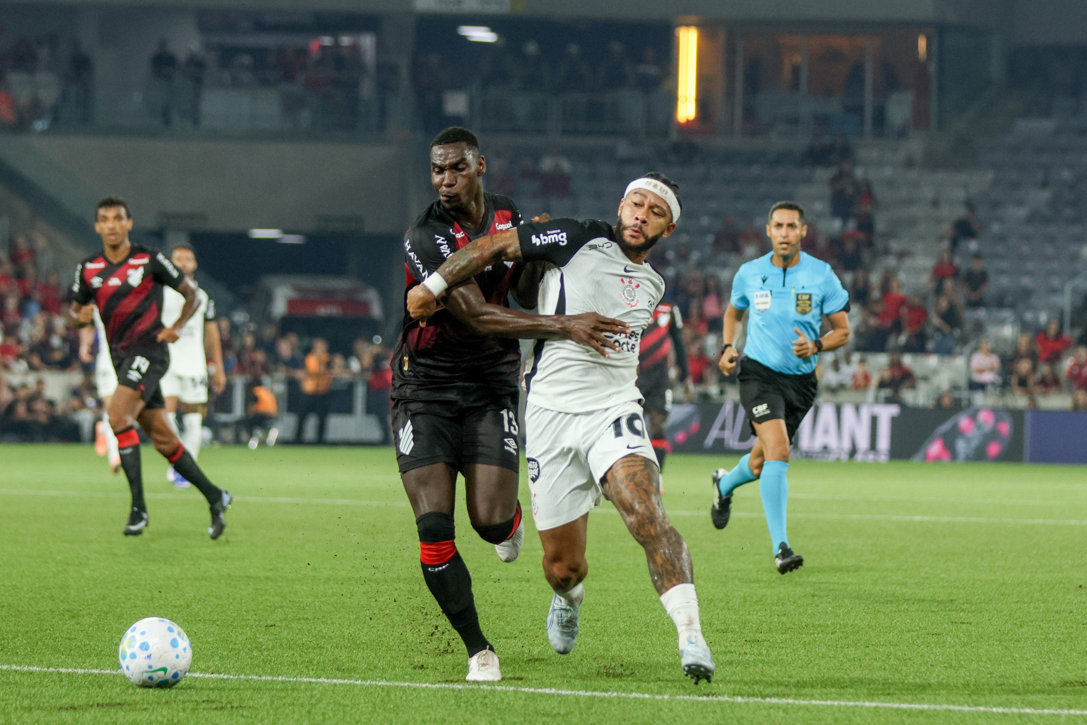 Memphis critica atuantes e estado do gramado em triunfo do Corinthians sobre o Athletico