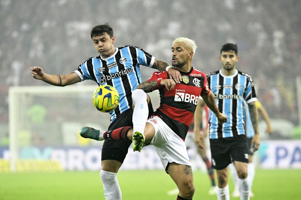Arrascaeta e Carballo em Flamengo x Grêmio — Foto: André Durão / ge