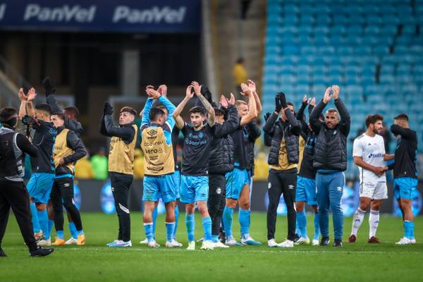 Análise: Grêmio muda de postura e formação e passeia em vitória para voltar ao G-4 do Brasileirão
