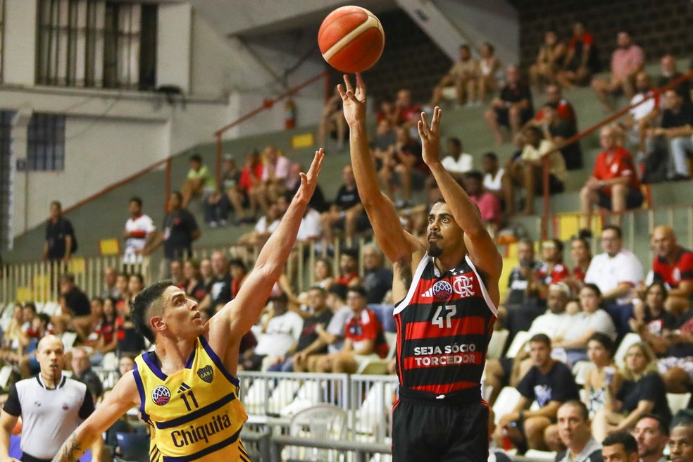 Alexey tenta o arremesso para o Flamengo — Foto: Gilvan de Souza/CRF