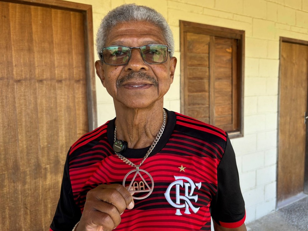 Ex-jogador de futebol, Cícero Besouro também já sofreu com o alcoolismo — Foto: Denison Roma/Ge