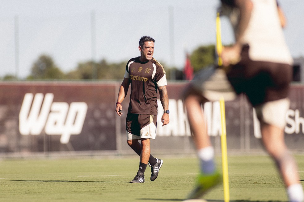 Diogo Linhares, preparador físico do Flamengo, durante treino — Foto: Adriano Fontes / Flamengo