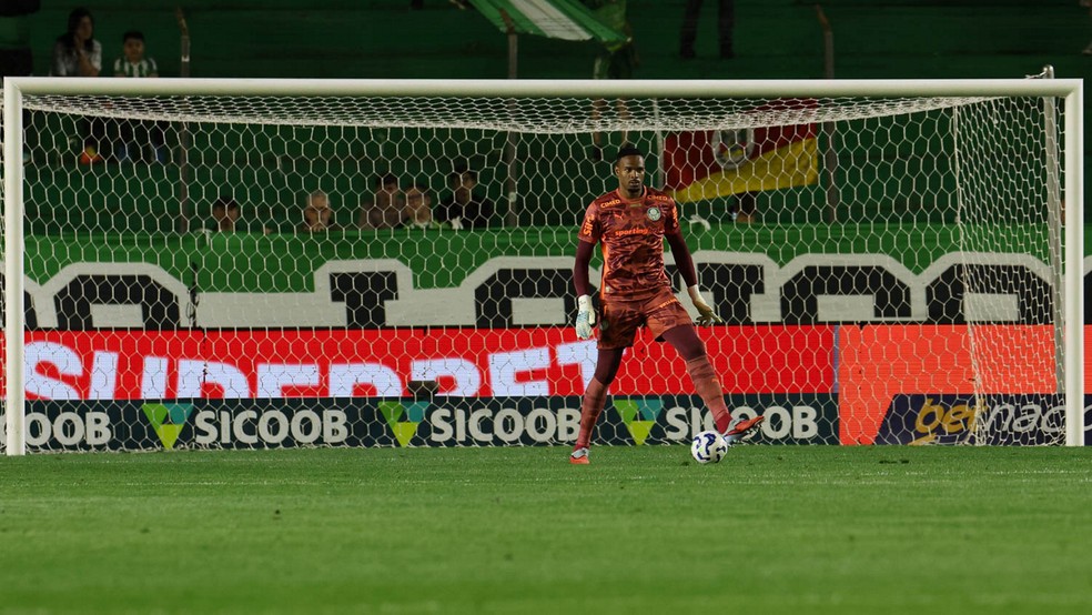 Carlos Miguel em ação pelo Palmeiras contra o Juventude