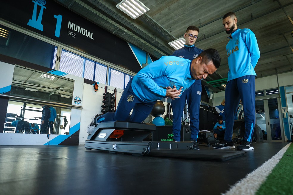 Marlon em exercícios na reapresentação do Grêmio, nesta segunda-feira — Foto: Lucas Uebel / Grêmio Divulgação
