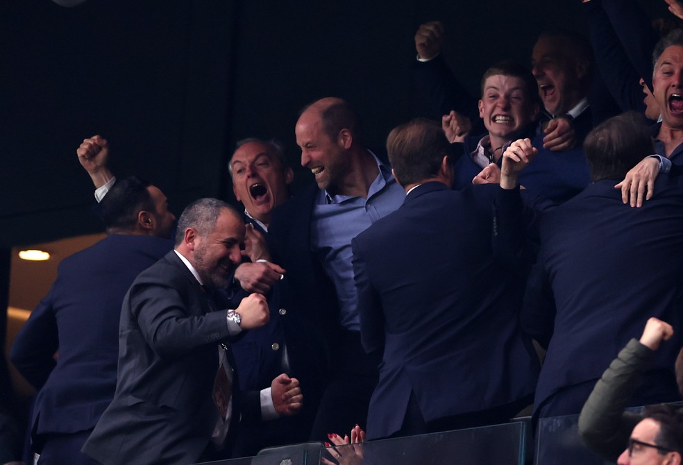 Príncipe William vai à loucura com título do Aston Villa na Liga Europa — Foto: Robbie Jay Barratt - AMA/Getty Images