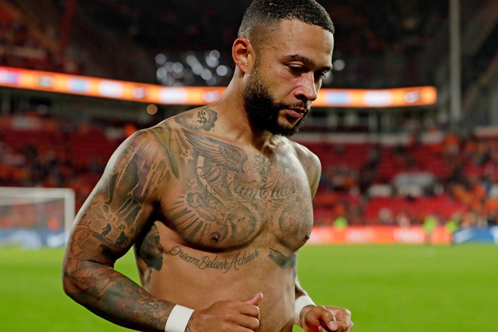 Sem camisa, Memphis Depay exibe tatuagens — Foto: Eric Verhoeven/Soccrates/Getty Images