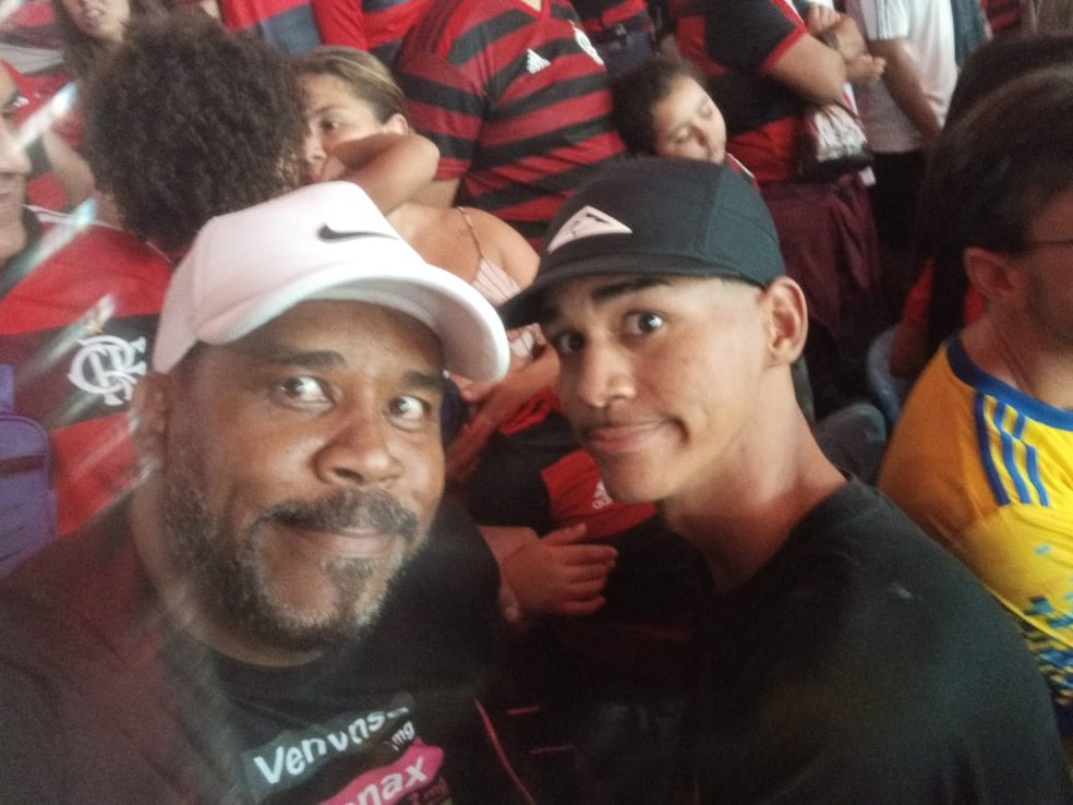 Rony com o filho no meio da torcida do Flamengo — Foto: Reprodução.