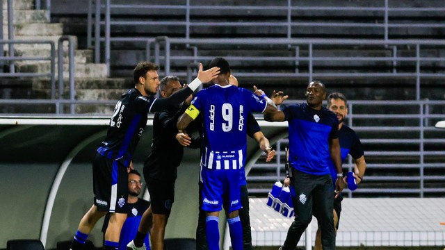 Tiago Marques comemora gol do CSA