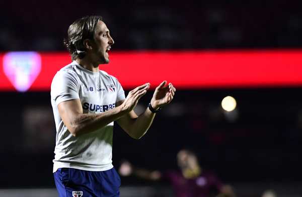 Zubeldía justifica opção por reservas e aconselha renovação a Welington.