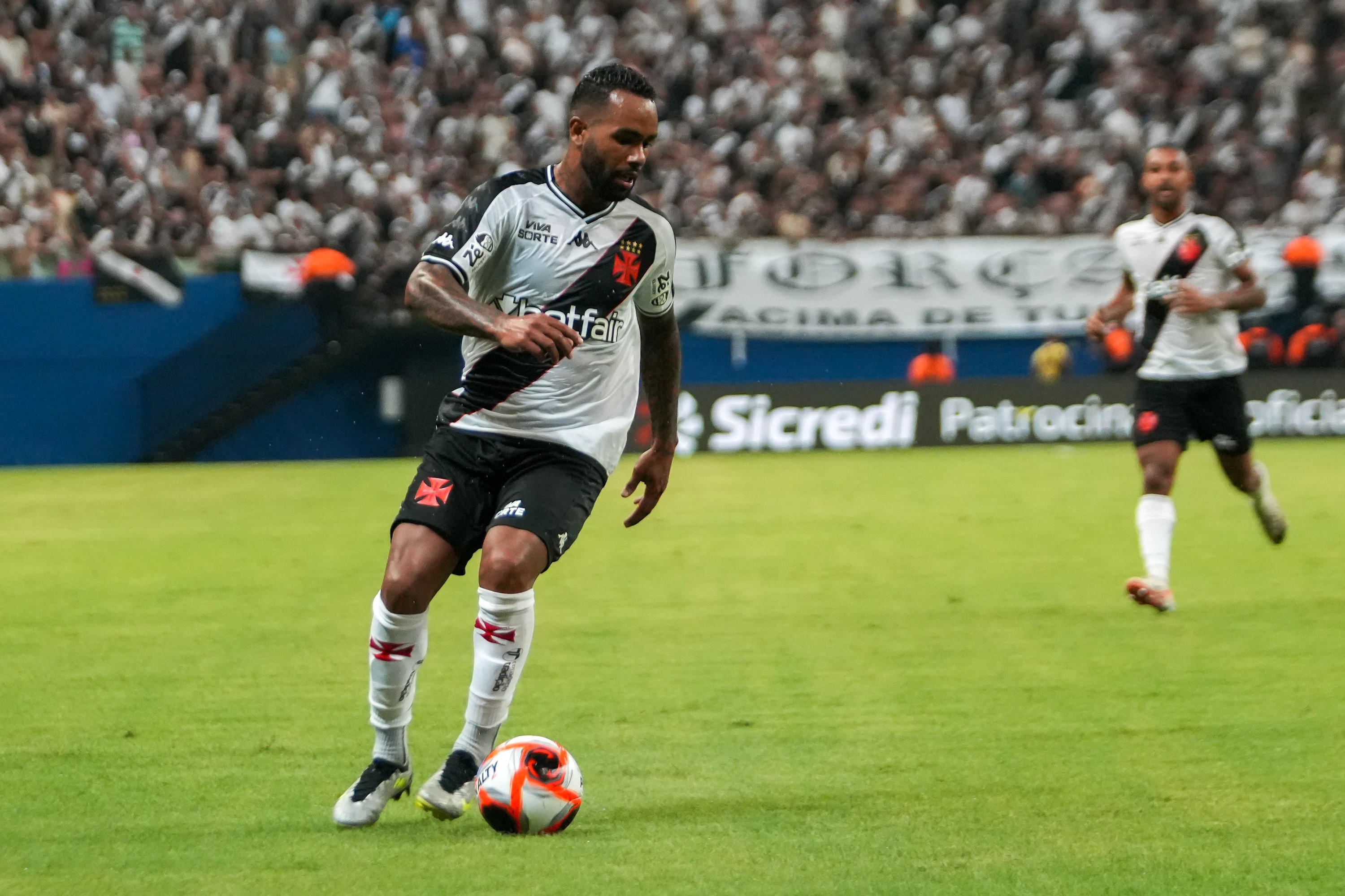Vasco acerta rescisão do contrato de Alex Teixeira