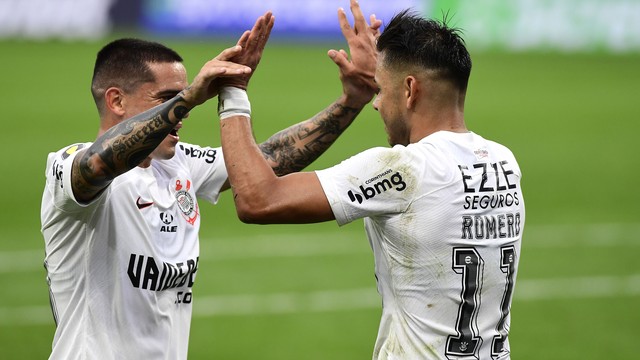 Fagner e Romero comemoram gol do Corinthians sobre o Guarani