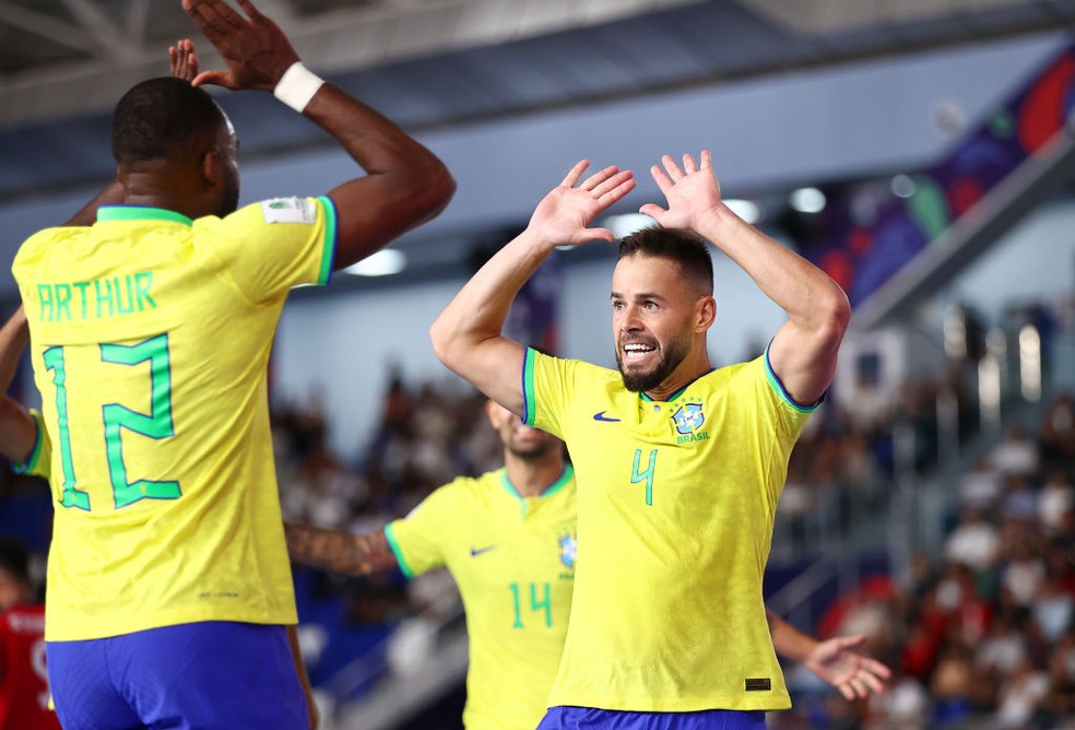 Marlon comemora gol do Brasil contra Cuba na Copa do Mundo de Futsal 2024 — Foto: Robertus Pudyanto - FIFA/FIFA via Getty Images