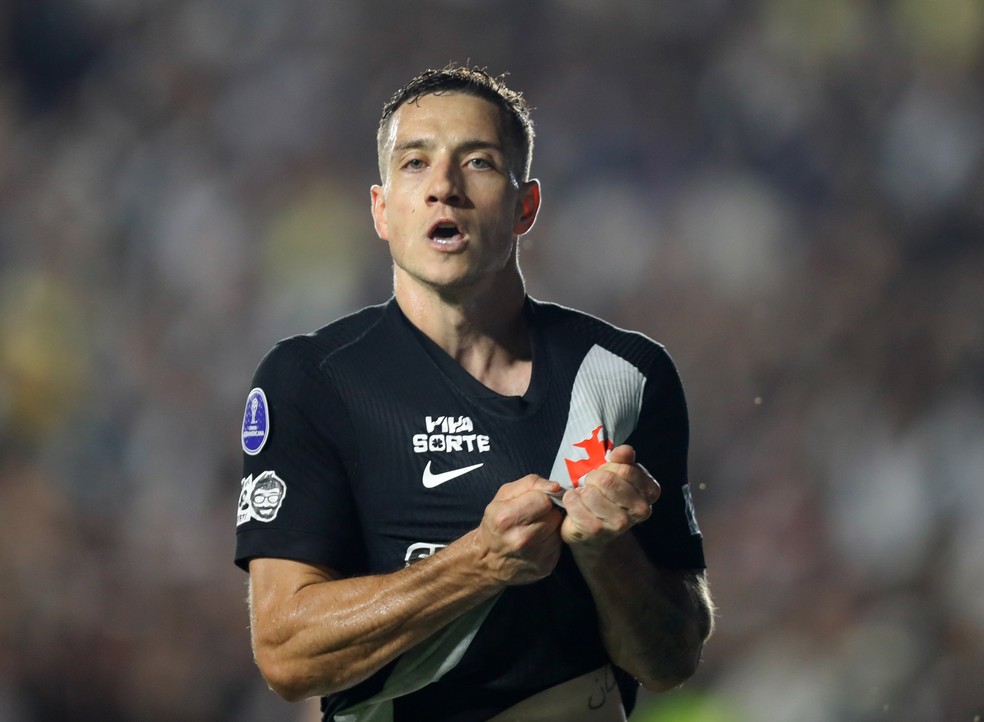 Bruno Duarte comemora o primeiro gol do Vasco contra o Santa Fe — Foto: André Durão