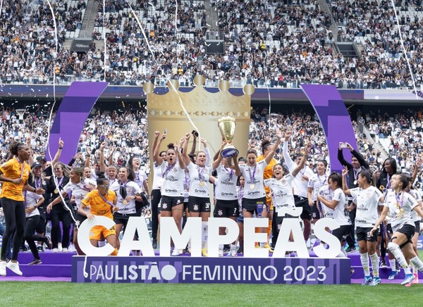 Futebol feminino do Corinthians alcança recorde histórico com premiações na  temporada de 2023
