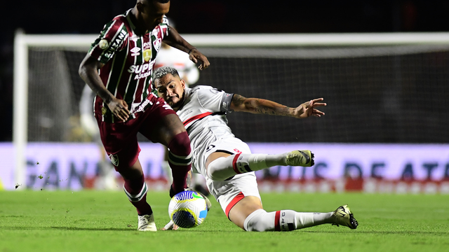 Marquinhos disputa bola em São Paulo x Fluminense