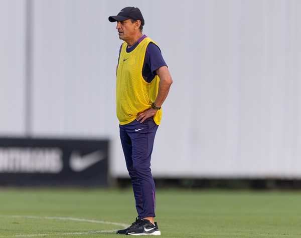 Ramón Díaz realiza testes na escalação do Corinthians para jogo importante.