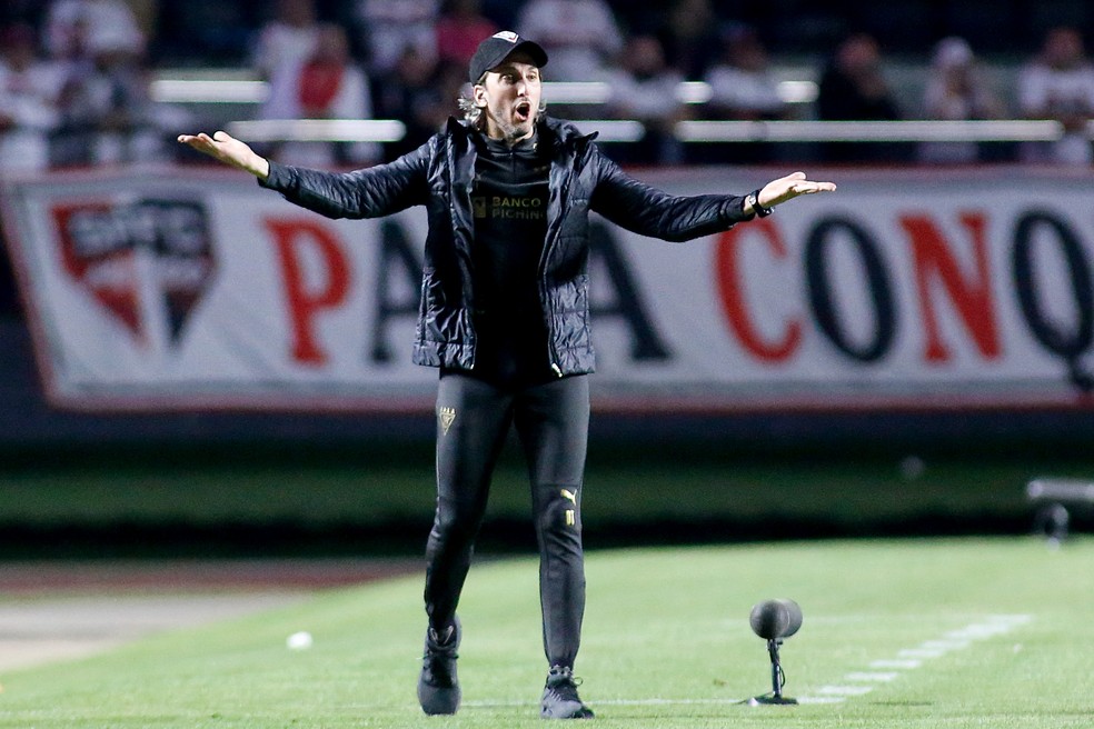 Luis Zubeldía em São Paulo x LDU em 2023 — Foto: Miguel Schincariol/Getty Images