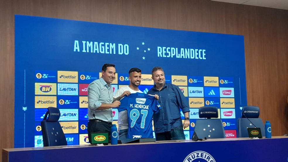 Matheus Henrique é apresentado no Cruzeiro — Foto: Gabriel Duarte