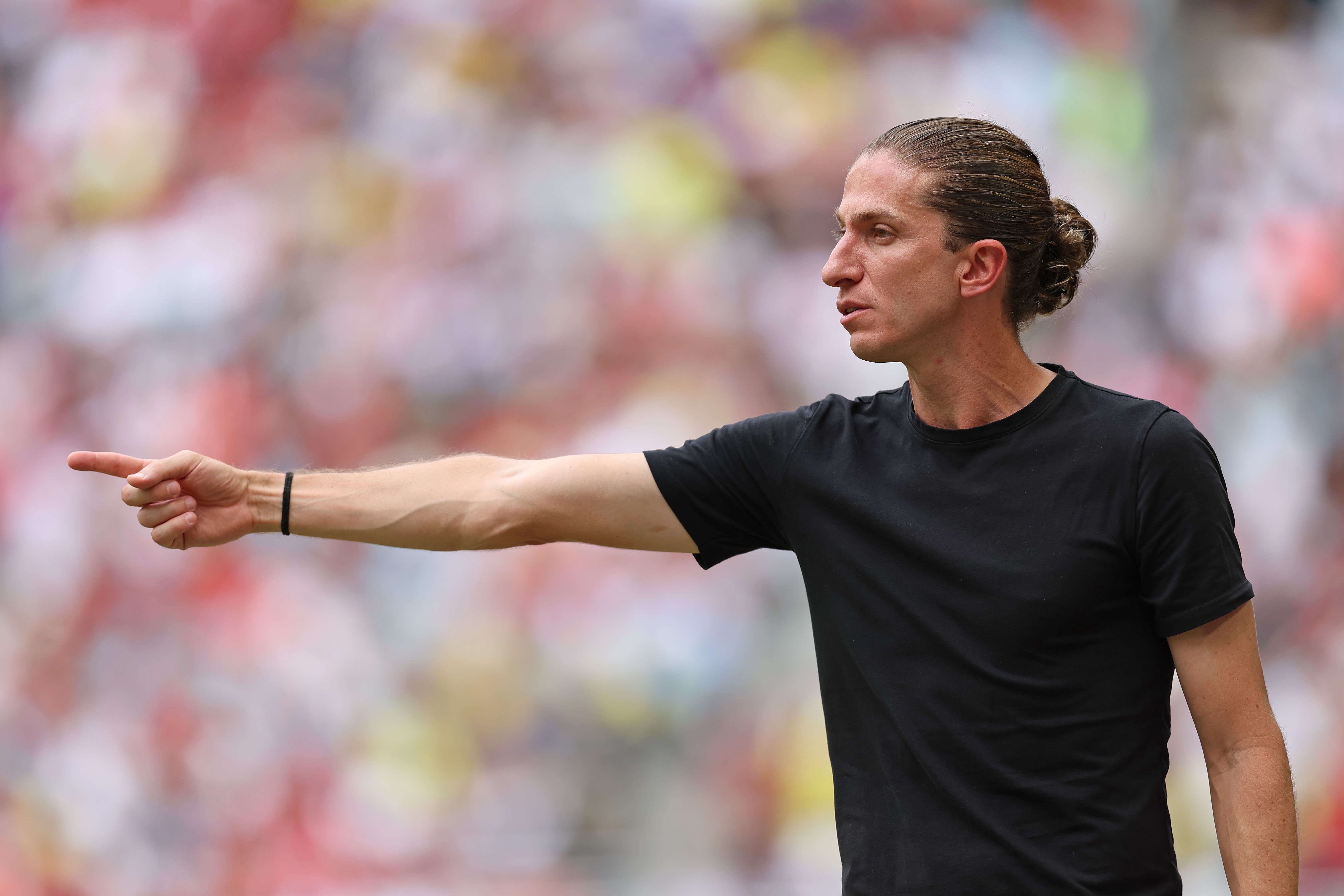 Técnico do Flamengo Filipe Luís evitou demissão após Mundial, afirma comentarista.
