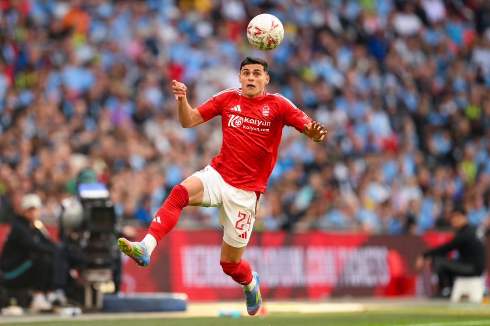 Ramon Sosa, atacante do Nottingham Forest  Foto: Jon Hobley/MI News/NurPhoto via Getty Images