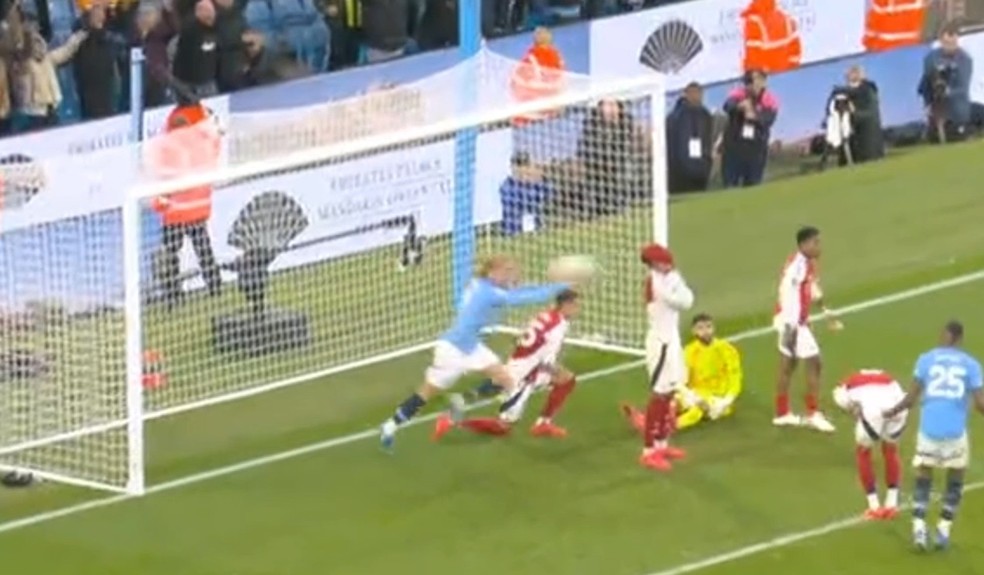 Haaland acerta a bola na cabeça de Gabriel Magalhães em Manchester City x Arsenal — Foto: Reprodução