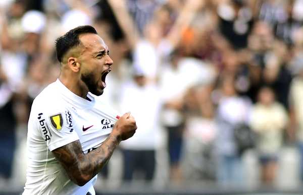 Corinthians prorroga empréstimo de Maycon por mais um ano no elenco.