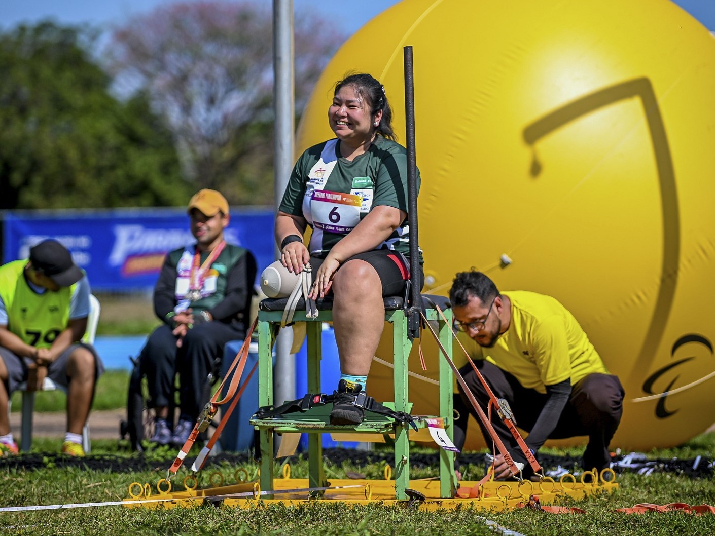 Após perder a perna em acidente, bióloga estreia com ouro no atletismo