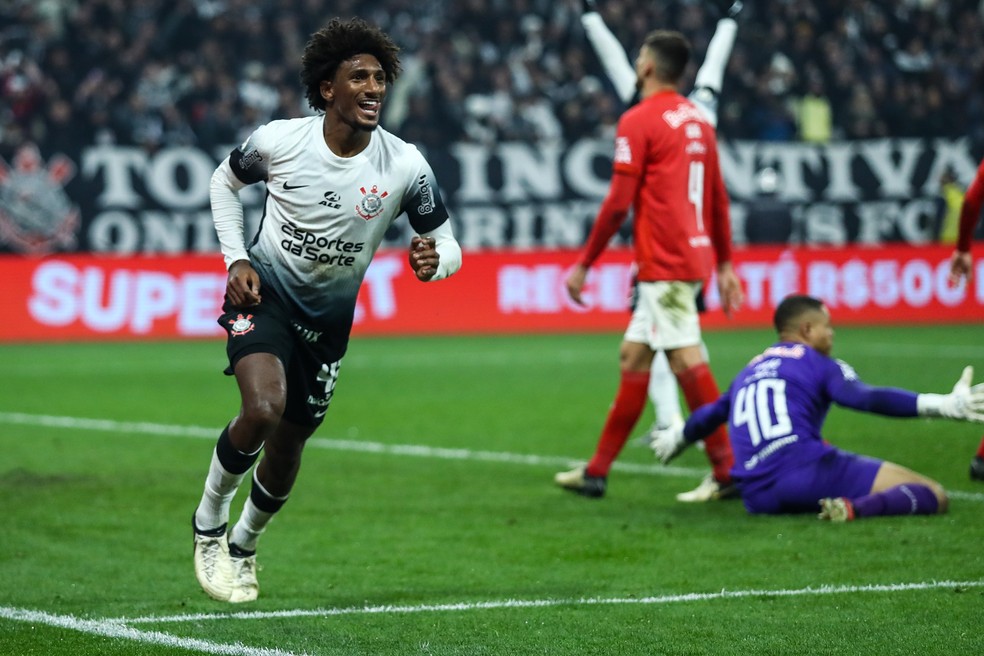 Talles Magno comemora gol do Corinthians sobre o Bragantino — Foto: Marco Miatelo/AGIF