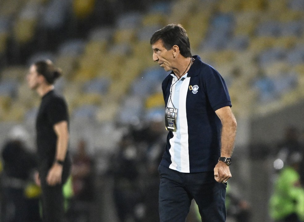 Gustavo Costas em Flamengo x Racing, técnico do Racing mobiliza torcida antes de jogo pela Libertadores.