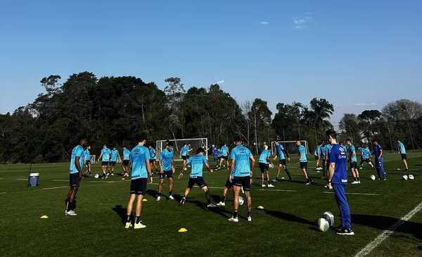 Grêmio encerra preparação com três zagueiros para duelo contra Corinthians.
