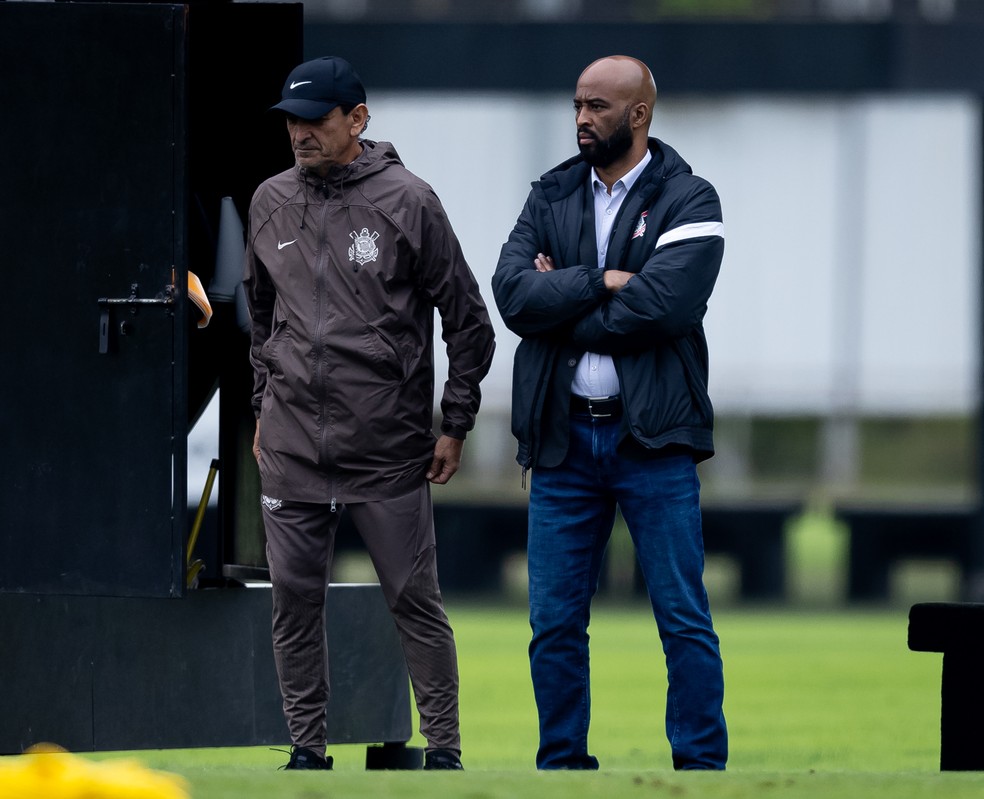 Ramón Díaz e Fabinho Soldado em treino do Corinthians — Foto: Rodrigo Coca/Ag. Corinthians