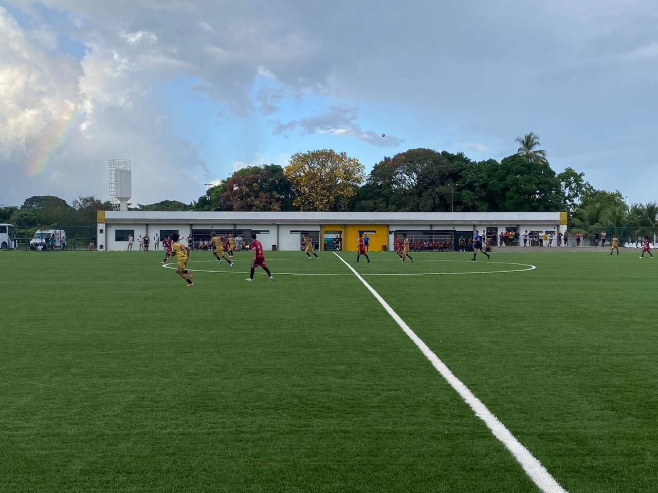 Jogadores de times adolescentes disputando uma partida de futebol