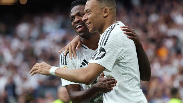 Mbappé comemora com Vini jr.