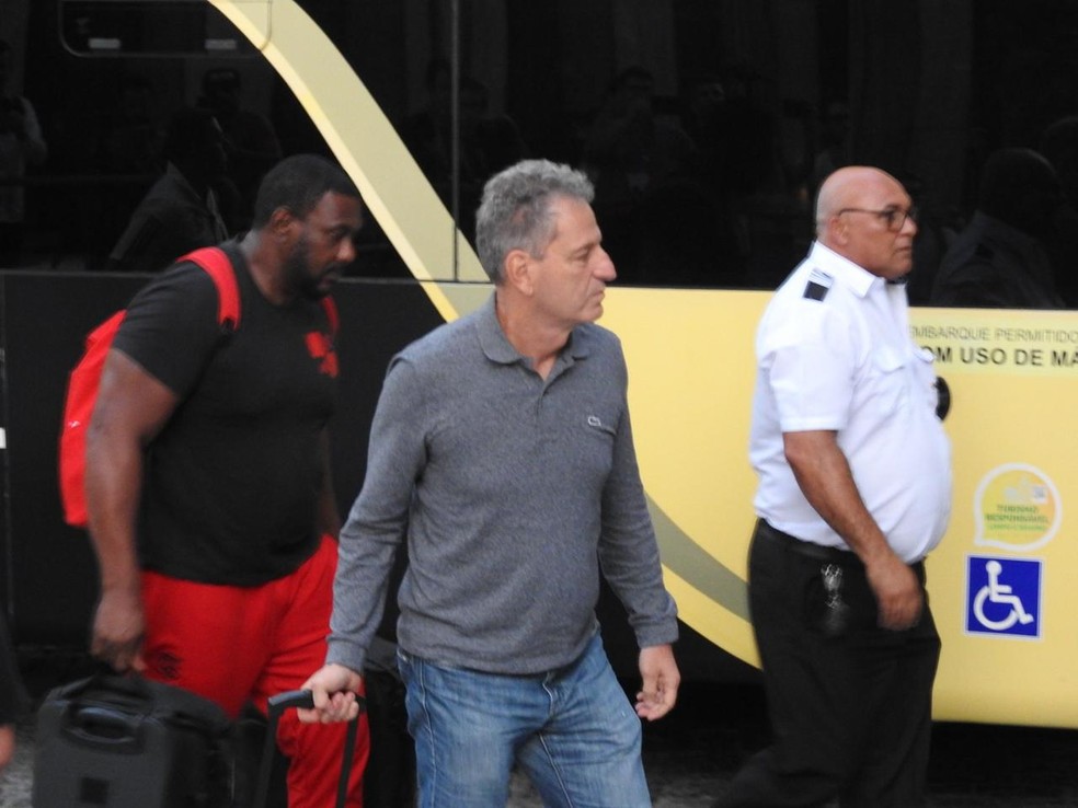 Rodolfo Landim durante a chegada do Flamengo a São Paulo — Foto: Fred Gomes / ge