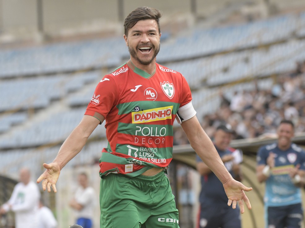 Cristiano, da Portuguesa, no jogo contra o XV de Piracicaba — Foto: Dorival Rosa / Portuguesa