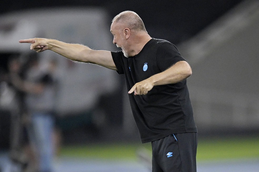 Mano Menezes em derrota do Grêmio para o Botafogo — Foto: Alexandre Loureiro/AGIF
