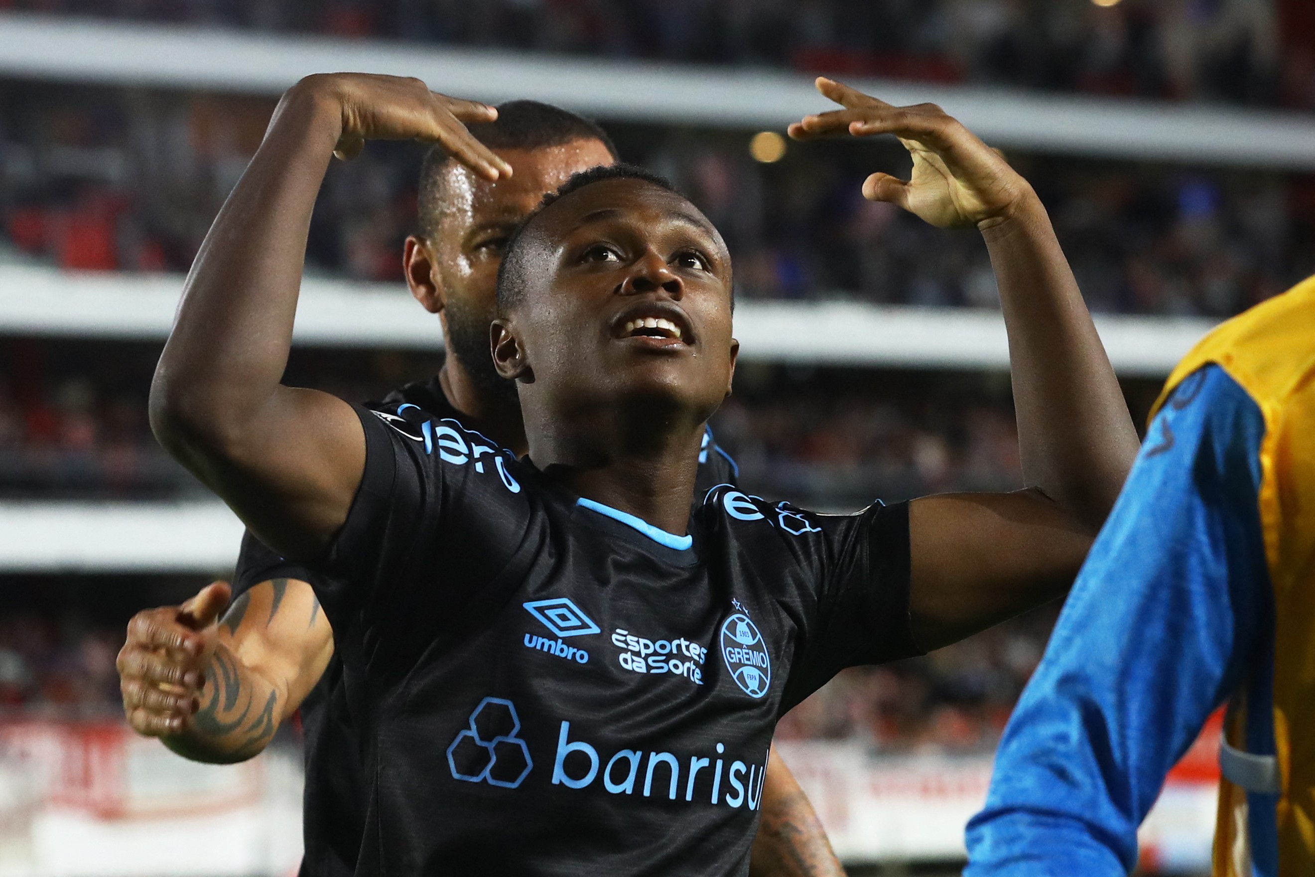 Botafogo negocia com Nathan Fernandes, atacante do Grêmio