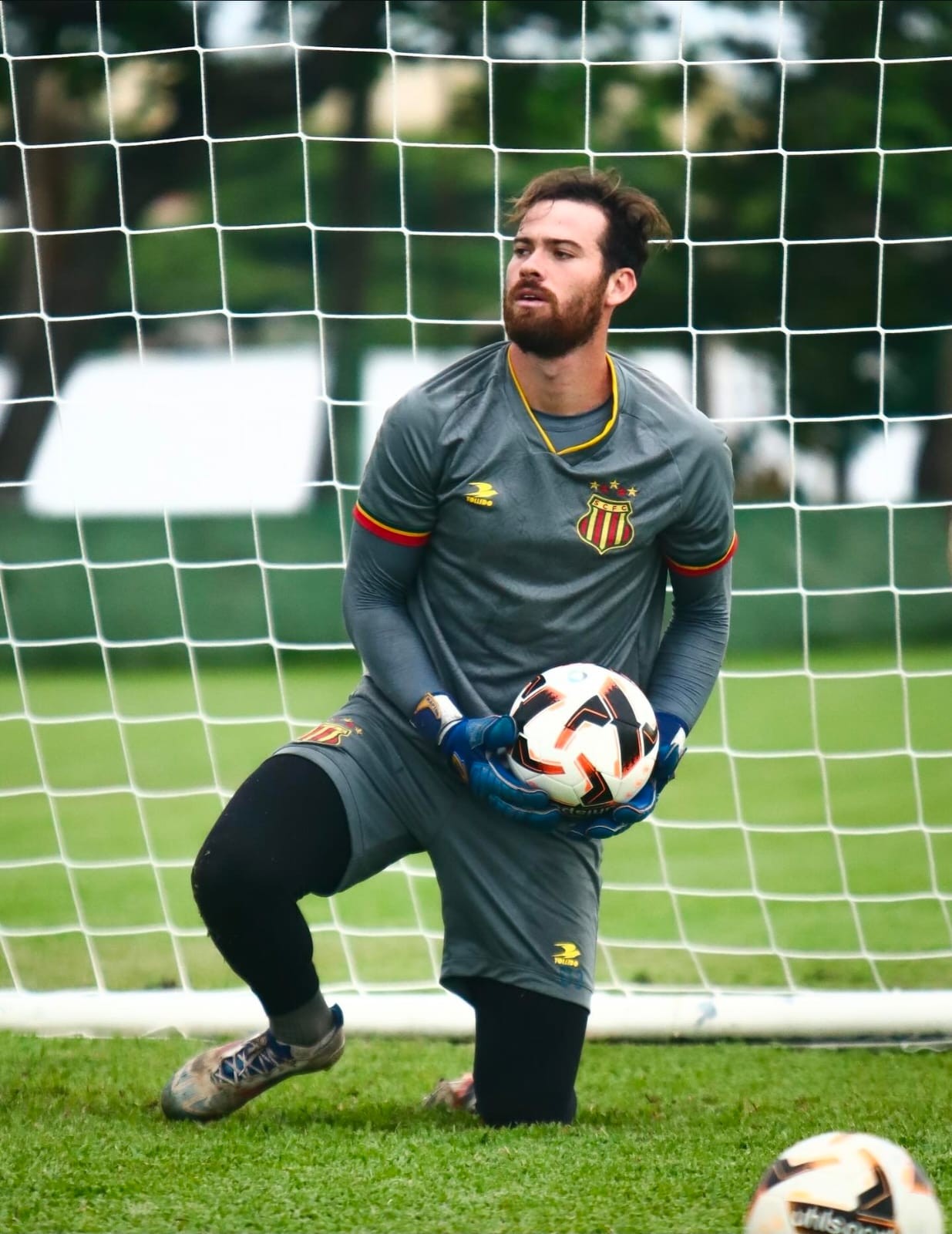 QFC oficializa goleiro Vinícius Fávero, ex-Sampaio Corrêa e Manaus