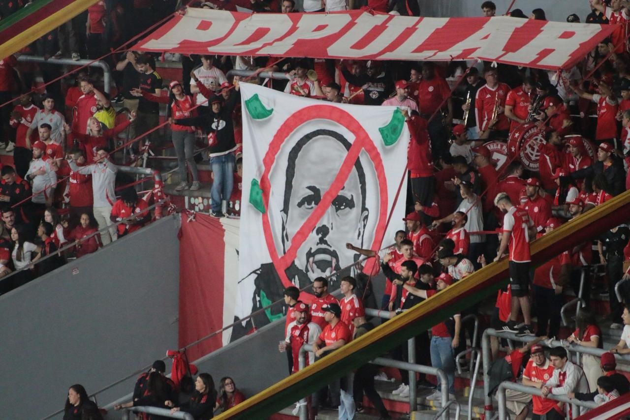 Torcida do Inter protesta contra presidente Barcellos; veja foto | Ge