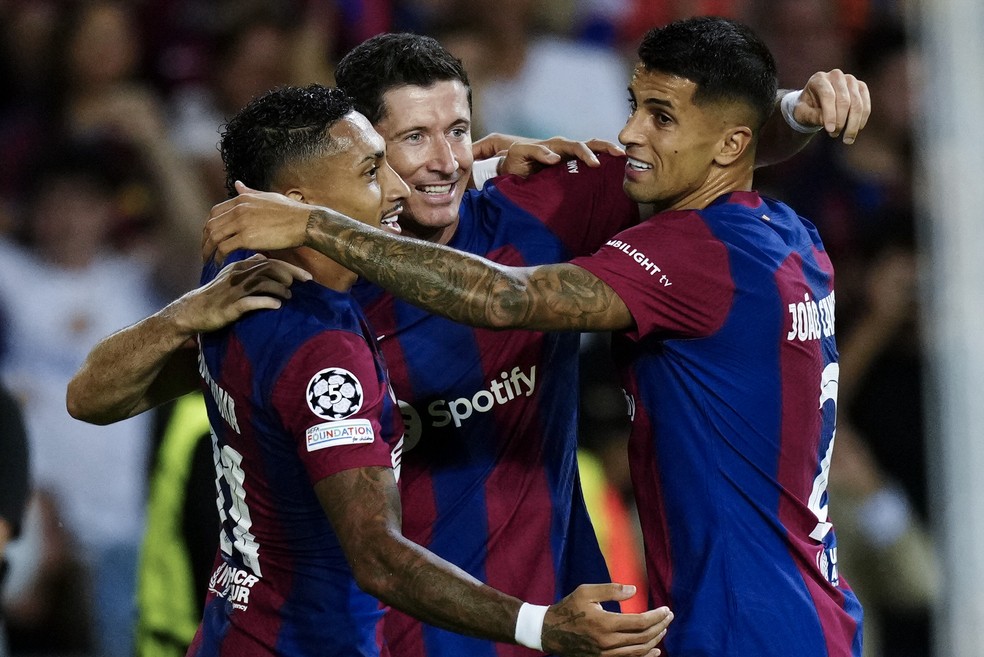 Raphinha, Lewandowski e Cancelo: Barcelona tem maior folha salarial do mundo — Foto: Alejandro García/EFE