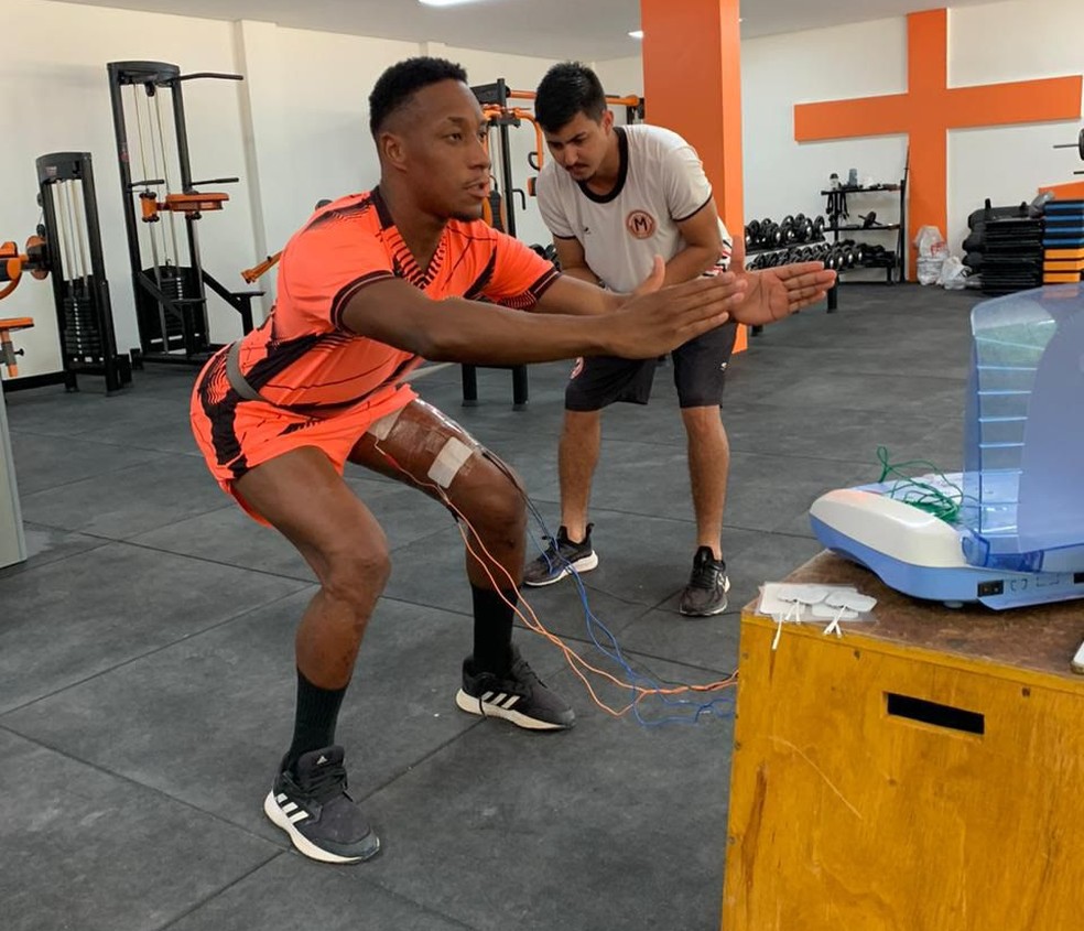 Jo&atilde;ozinho inicia trabalho na academia ap&oacute;s cirurgia no joelho &mdash; Foto: Divulga&ccedil;&atilde;o/AV Assessoria