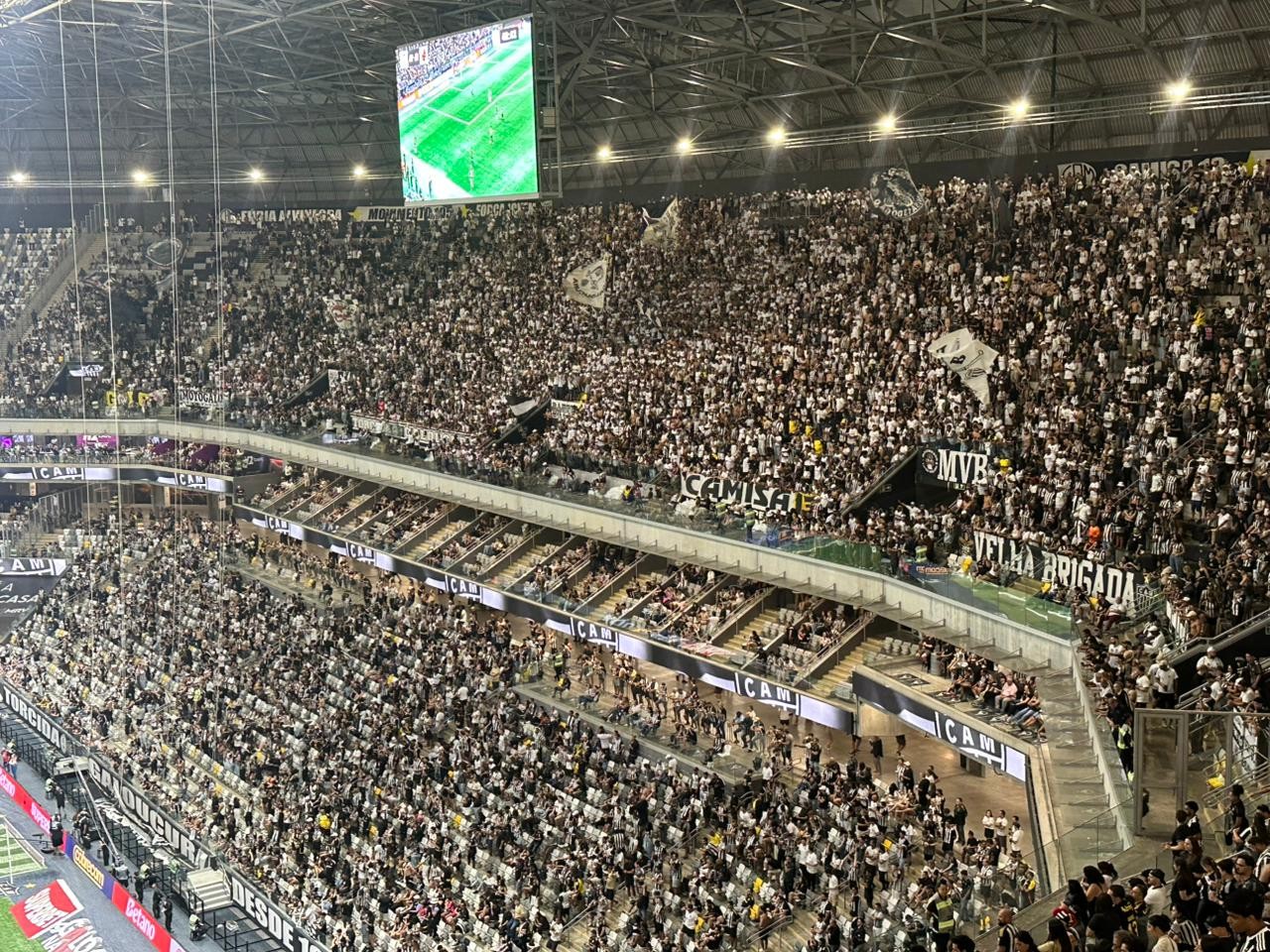 Torcida do Atlético-MG protesta contra equipe e donos da SAF: "Time sem vergonha"